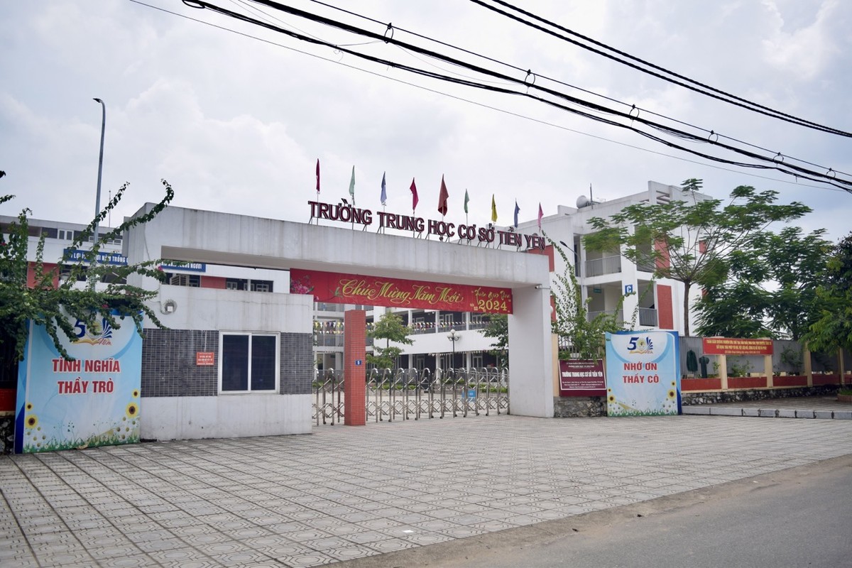 Trường THCS Tiền Yên cũng chỉ cách khu Lòng Khúc khoảng 500 m đổ lại. Ảnh: Nhật Linh Trường THCS Tiền Yên cũng chỉ cách khu Lòng Khúc khoảng 500 m đổ lại. Ảnh: Nhật Linh