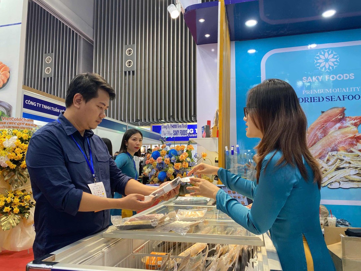 Không chỉ là nơi giao thương, triển lãm còn là dịp để người tiêu dùng trong nước tiếp cận những sản phẩm chất lượng chuẩn quốc tế. Không chỉ là nơi giao thương, triển lãm còn là dịp để người tiêu dùng trong nước tiếp cận những sản phẩm chất lượng chuẩn quốc tế.