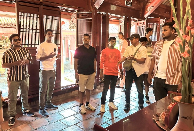 Nhóm khách Ấn Độ khám phá Văn Miếu - Quốc Tử Giám. Nhóm khách Ấn Độ khám phá Văn Miếu - Quốc Tử Giám.