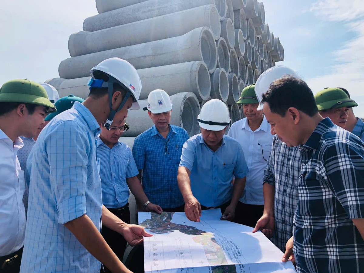 Ông Nguyễn Đức Thọ, Phó chủ tịch UBND TP. Hải Phòng cùng lãnh đạo ngành chức năng và địa phương liên quan kiểm tra thực địa dự án.