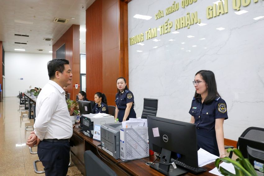 Bộ trưởng Công thương thị sát tại Cửa khẩu quốc tế Kim Thành, Lào Cai, sáng 30/8. Bộ trưởng Công thương thị sát tại Cửa khẩu quốc tế Kim Thành, Lào Cai, sáng 30/8.