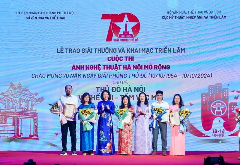 Ban tổ chức trao giải Nhất cho các tác giả có tác phẩm xuất sắc. Ban tổ chức trao giải Nhất cho các tác giả có tác phẩm xuất sắc.