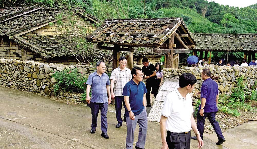 Khách du lịch tham quan nhà cổ của người Sán Chỉ ở xã Đại Dực. Ảnh: Xuân Thắng Khách du lịch tham quan nhà cổ của người Sán Chỉ ở xã Đại Dực. Ảnh: Xuân Thắng