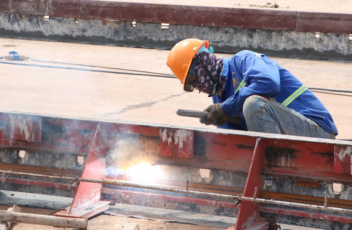 Công nhân làm việc trong ngày lễ đã được các nhà thầu động viên, chăm lo chu đáo cả về tinh thần và vật chất. Công nhân làm việc trong ngày lễ đã được các nhà thầu động viên, chăm lo chu đáo cả về tinh thần và vật chất.