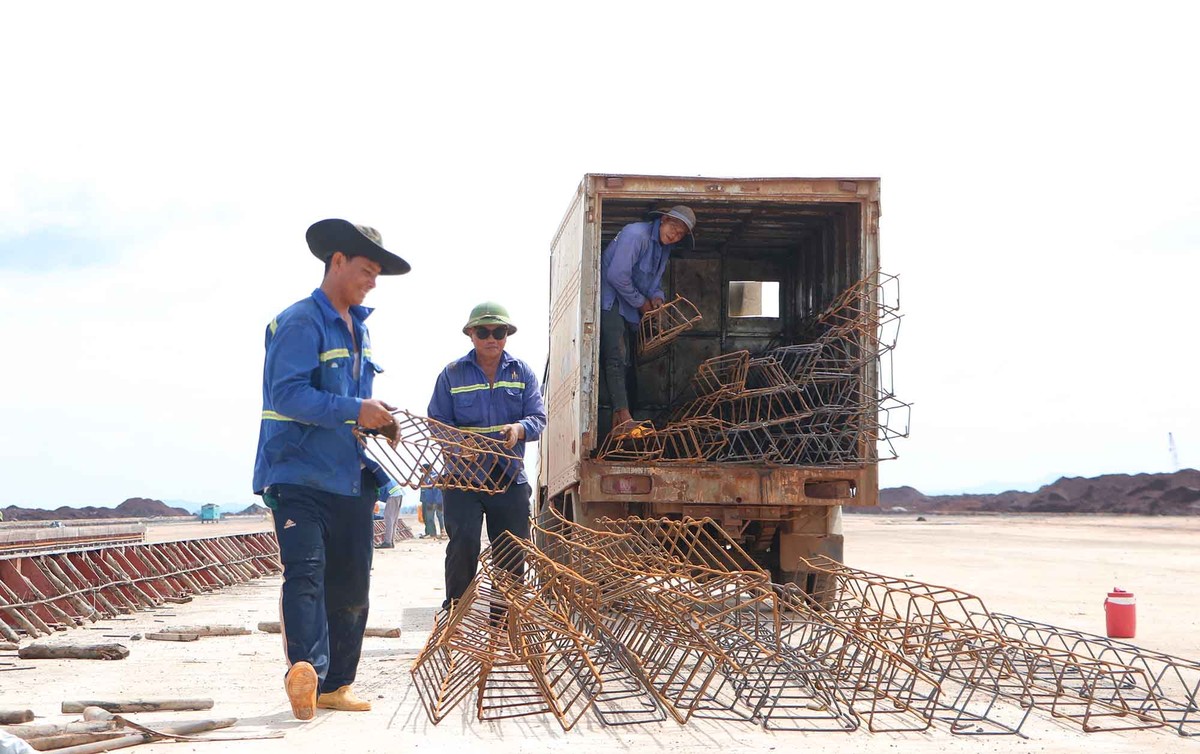 Trên công trường những ngày lễ luôn có không khí thi đua làm việc. Trên công trường những ngày lễ luôn có không khí thi đua làm việc.