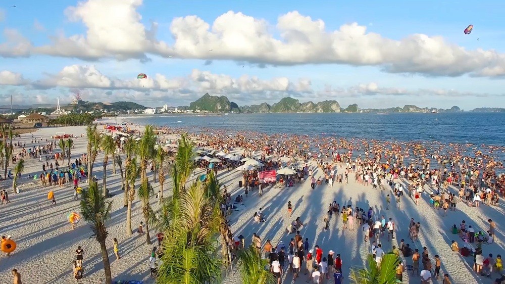 Bãi tắm Sun World Hạ Long thu hút đông người dân, du khách dịp nghỉ Lễ 2/9.