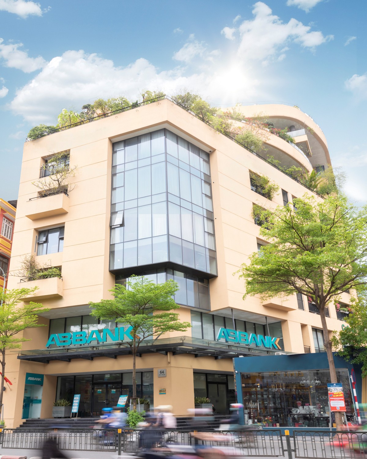 Trong suốt chặng đường 31 năm phát triển, ABBANK luôn được đánh giá là một ngân hàng uy tín, là người đồng hành tận tâm, đáng tin cậy của hơn hai triệu khách hàng, đối tác và nhà đầu tư Trong suốt chặng đường 31 năm phát triển, ABBANK luôn được đánh giá là một ngân hàng uy tín, là người đồng hành tận tâm, đáng tin cậy của hơn hai triệu khách hàng, đối tác và nhà đầu tư