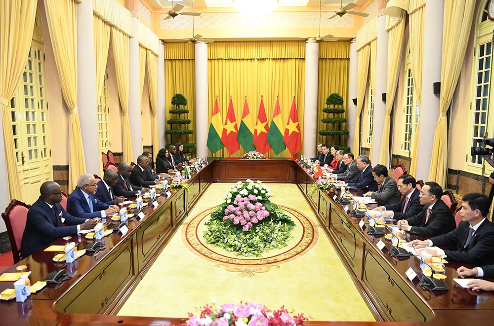 Hai bên tiến hành hội đàm. Ảnh: Đức Thanh