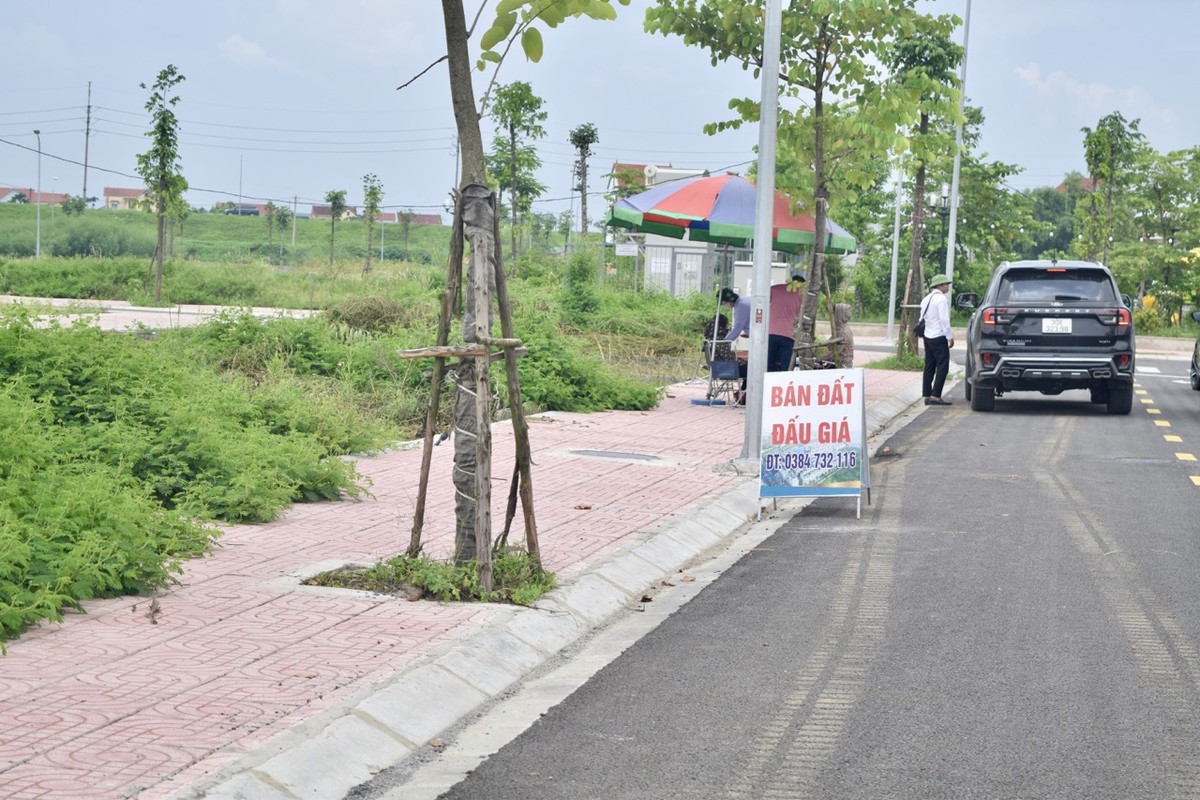 Môi giới viên tìm khách bán chênh các lô đất đấu giá tại xã Tiền Yên, huyện Hoài Đức. Ảnh: Thanh Vũ Môi giới viên tìm khách bán chênh các lô đất đấu giá tại xã Tiền Yên, huyện Hoài Đức. Ảnh: Thanh Vũ