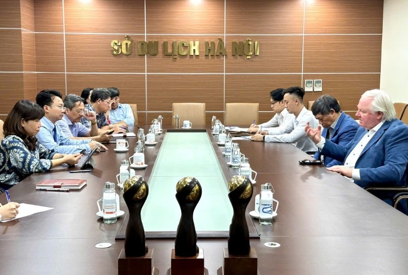 Ông Graham Cooke nhắn nhủ, TP. Hà Nội hãy luôn giữ gìn bản sắc, vệ sinh môi trường, nâng cao nhận thức của người dân trong việc cùng nhau phát triển du lịch bền vững. Ông Graham Cooke nhắn nhủ, TP. Hà Nội hãy luôn giữ gìn bản sắc, vệ sinh môi trường, nâng cao nhận thức của người dân trong việc cùng nhau phát triển du lịch bền vững.