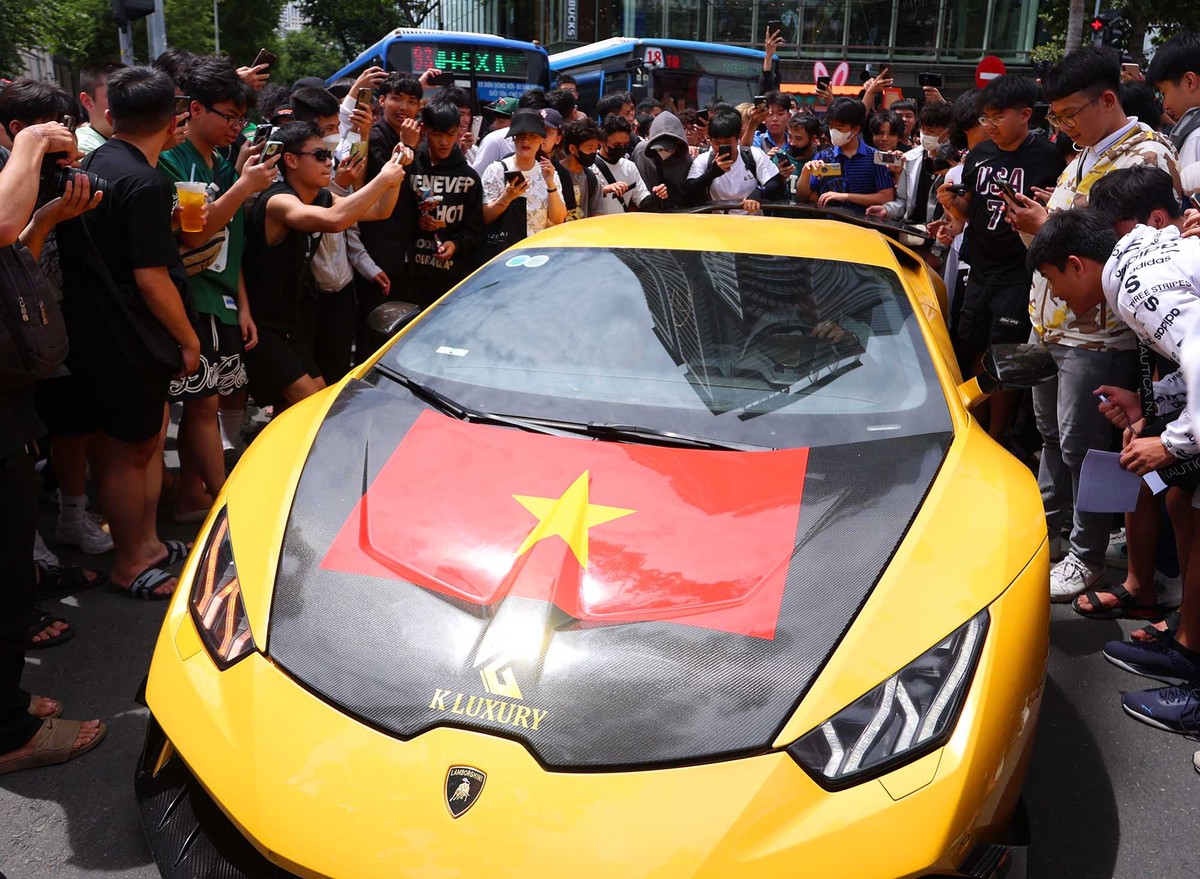 Gumball 3000, được mệnh danh là một trong những sự kiện siêu xe thuộc vào hàng đình đám nhất thế giới. Đây không chỉ đơn thuần là cuộc diễu hành hay một chặng đua đường trường mà thay vào đó, sự kiện này được xây dựng như một hành trình văn hóa với sự kết hợp độc đáo giữa tốc độ, xe cộ, âm nhạc và các hoạt động từ thiện. Gumball 3000, được mệnh danh là một trong những sự kiện siêu xe thuộc vào hàng đình đám nhất thế giới. Đây không chỉ đơn thuần là cuộc diễu hành hay một chặng đua đường trường mà thay vào đó, sự kiện này được xây dựng như một hành trình văn hóa với sự kết hợp độc đáo giữa tốc độ, xe cộ, âm nhạc và các hoạt động từ thiện.