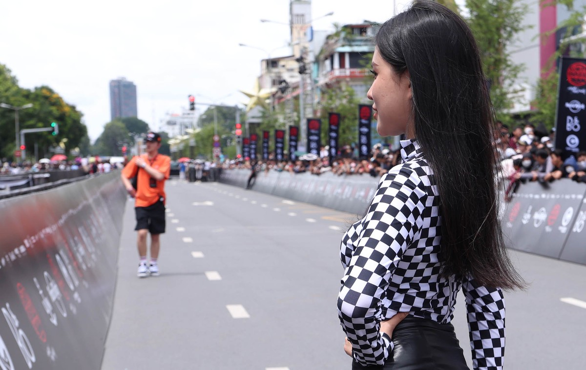 Nhân viên của Ban tổ chức kiểm tra hành lang an toàn cho những siêu xe. Nhân viên của Ban tổ chức kiểm tra hành lang an toàn cho những siêu xe.