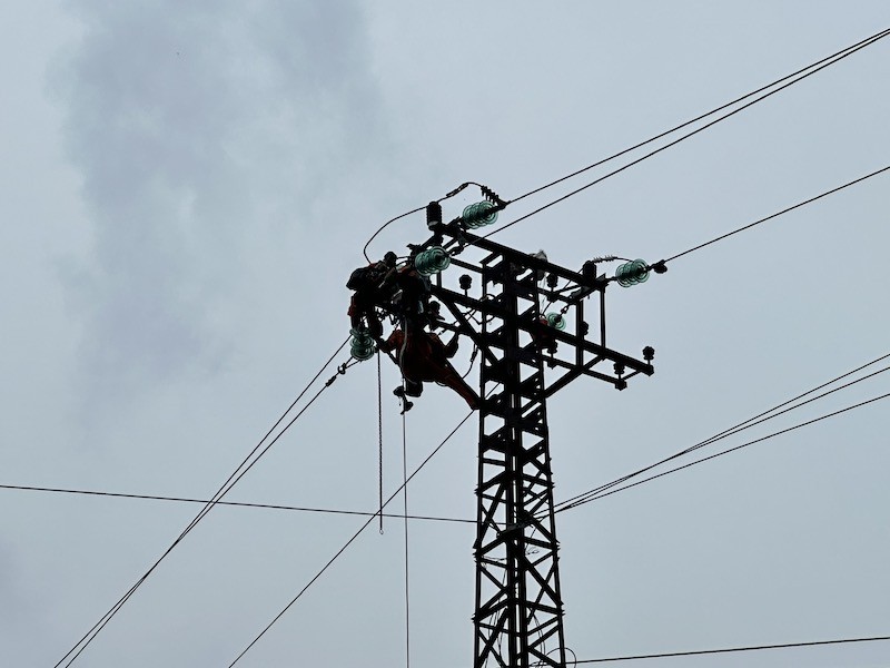 Kéo xong 3 đoạn đường dây bị đứt tại khoảng vượt ở vị trí 41 đường dây 471-E510 Hà Tu - Hạ Long lúc 17h ngày 14/9. Kéo xong 3 đoạn đường dây bị đứt tại khoảng vượt ở vị trí 41 đường dây 471-E510 Hà Tu - Hạ Long lúc 17h ngày 14/9.