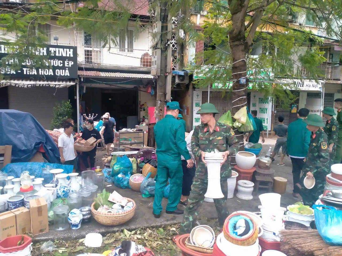 Lực lượng chức năng hỗ trợ người dân A7, A8 Vạn Mỹ di chuyển tài sản đến nơi an toàn Lực lượng chức năng hỗ trợ người dân A7, A8 Vạn Mỹ di chuyển tài sản đến nơi an toàn