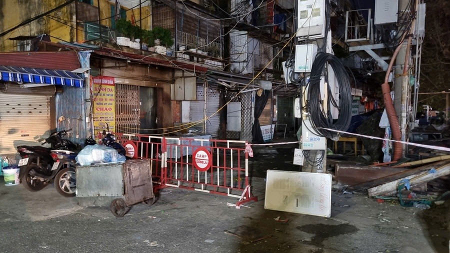 Người dân đã được di chuyển khỏi chung cư, lực lượng chức năng đã phong tỏa khu vực này trước cơn bão số 3 để đảm bảo an toàn. Ảnh: Thanh Tân Người dân đã được di chuyển khỏi chung cư, lực lượng chức năng đã phong tỏa khu vực này trước cơn bão số 3 để đảm bảo an toàn. Ảnh: Thanh Tân