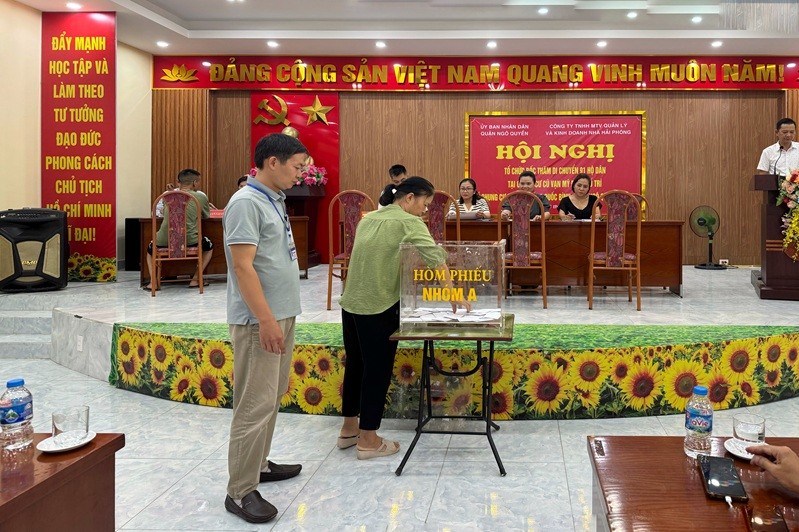 Các hộ dân A7, A8 chung cư Vạn Mỹ bốc thăm nhận căn hộ thuê mới ở chung cư HH3-HH4 và HH1 phường Đồng Quốc Bình, quận Ngô Quyền ngày 14/9. Các hộ dân A7, A8 chung cư Vạn Mỹ bốc thăm nhận căn hộ thuê mới ở chung cư HH3-HH4 và HH1 phường Đồng Quốc Bình, quận Ngô Quyền ngày 14/9.