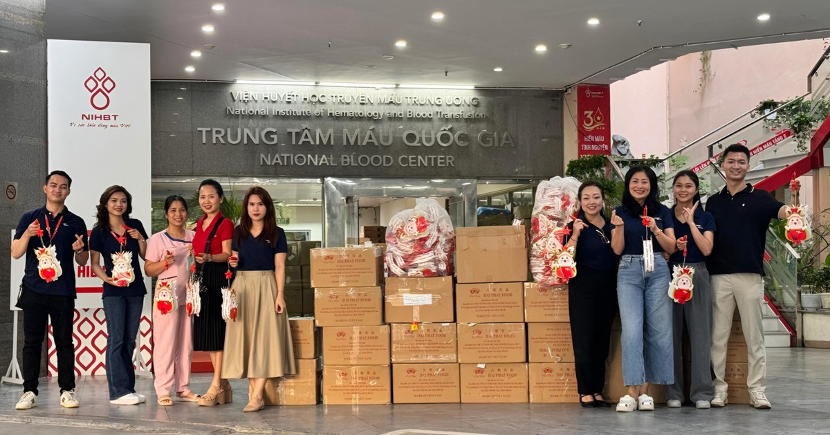 Cũng trong dịp này, các cán bộ, nhân viên Vietjet cũng đến thăm và dành tặng các bạn nhỏ tại Khoa Nhi Bệnh viện Huyết học và Truyền máu Trung ương những chiếc đèn lồng Amy cùng món quà Trung thu ấm áp, an lành.