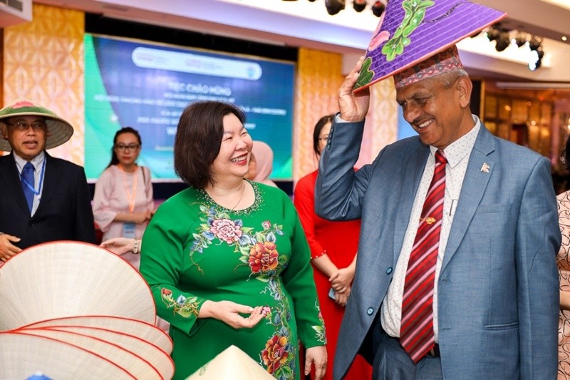 Bà Cao Xuân Thu Vân, Chủ tịch Liên Minh Hợp tác xã Việt Nam giới thiệu nón lá Việt Nam đến bạn bè quốc tế. Bà Cao Xuân Thu Vân, Chủ tịch Liên Minh Hợp tác xã Việt Nam giới thiệu nón lá Việt Nam đến bạn bè quốc tế.