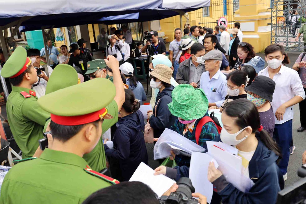 Trước phiên xét xử, nhiều bị hại mong muốn được vào toà để nghe ngóng thông tin. Trước phiên xét xử, nhiều bị hại mong muốn được vào toà để nghe ngóng thông tin.