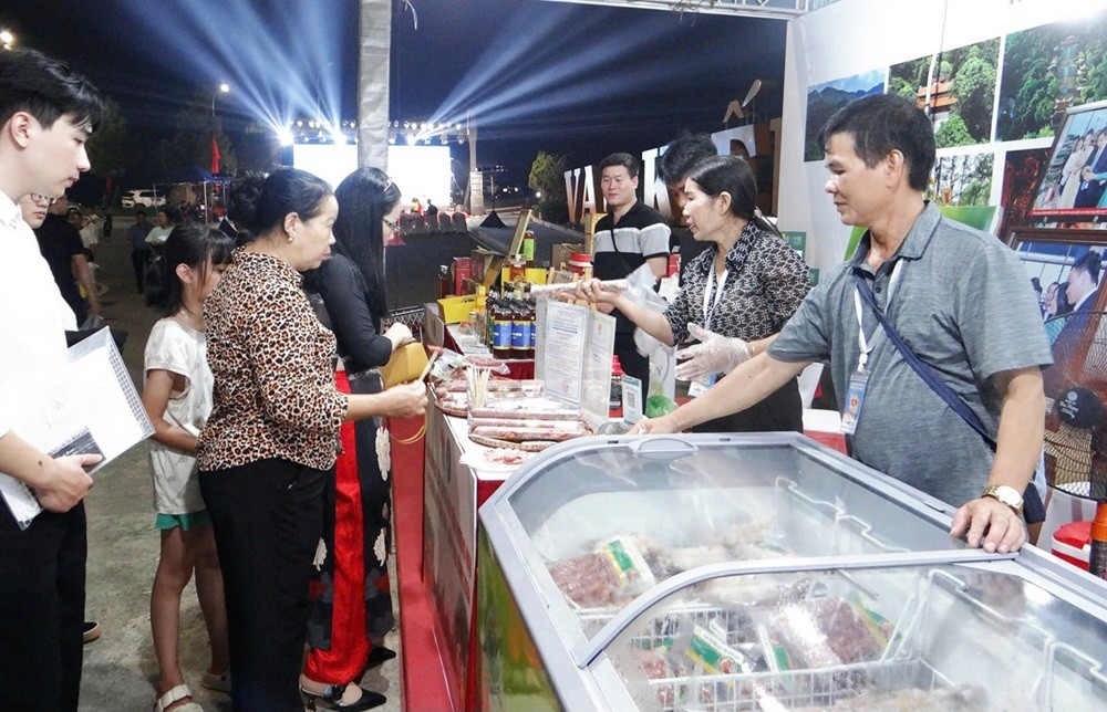 Người dân và du khách tham quan, trải nghiệm và mua sản phẩm tại các gian hàng tại Tuần văn hóa, du lịch và xúc tiến thương mại. Ảnh: Phùng Nguyện Người dân và du khách tham quan, trải nghiệm và mua sản phẩm tại các gian hàng tại Tuần văn hóa, du lịch và xúc tiến thương mại. Ảnh: Phùng Nguyện