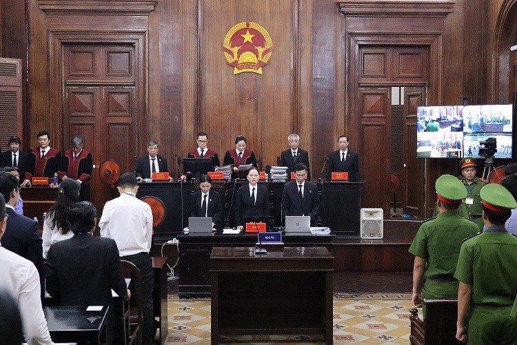 Đại diện Hội đồng xét xử làm thủ tục khai mạc phiên toà