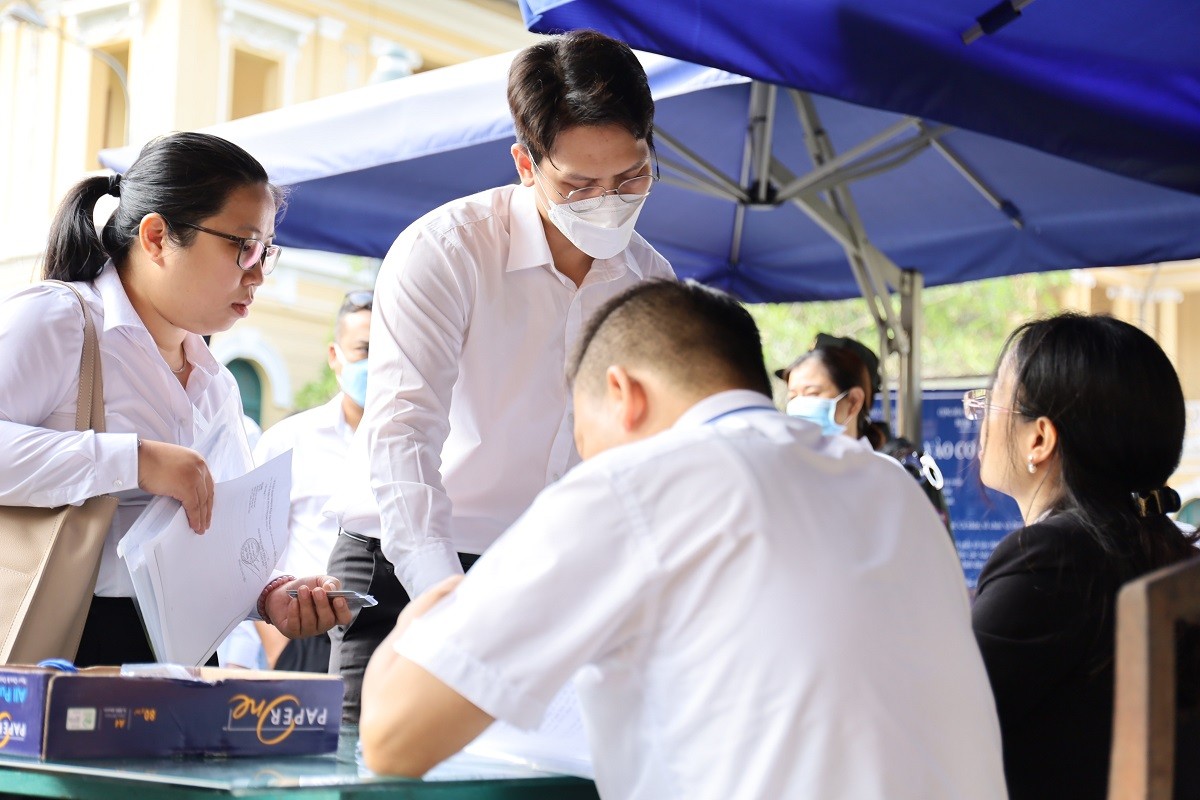 Ngoài các luật sư, phiên toà còn có khoảng 530 tổ chức, cá nhân được triệu tập với tư cách người có quyền, nghĩa vụ liên quan.