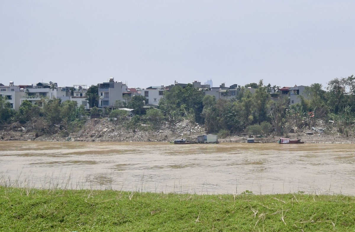 Phía bên kia sông là địa bàn huyện Gia Lâm. Khu vực này có giá đất cũng không hề kém cạnh huyện Đông Anh. Phía bên kia sông là địa bàn huyện Gia Lâm. Khu vực này có giá đất cũng không hề kém cạnh huyện Đông Anh.