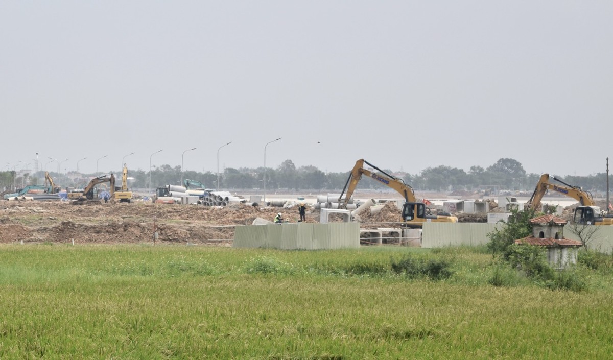 Công trường xây dựng Vinhomes Cổ Loa. Dự án này nằm trên địa bàn 4 xã Đông Hội, Xuân Trạch, Xuân Canh, Mai Lâm. Công trường xây dựng Vinhomes Cổ Loa. Dự án này nằm trên địa bàn 4 xã Đông Hội, Xuân Trạch, Xuân Canh, Mai Lâm.