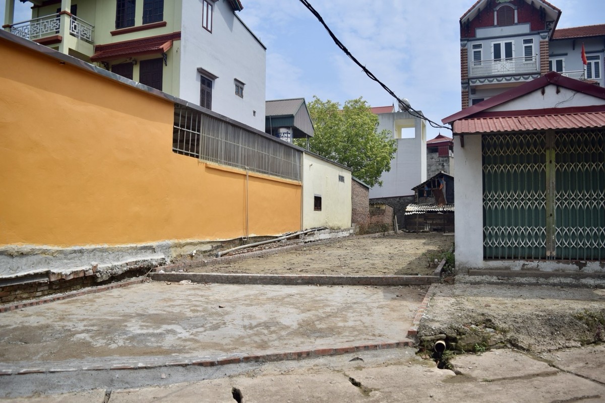 Theo tiết lộ của anh Hải Triều, một nhà đầu tư có nhiều năm kinh nghiệm tại thị trường huyện Đông Anh, hiện 70% số bất động sản thổ cư đang được rao bán trong khu vực đều được sở hữu bởi các nhà đầu tư F0, F1. Theo tiết lộ của anh Hải Triều, một nhà đầu tư có nhiều năm kinh nghiệm tại thị trường huyện Đông Anh, hiện 70% số bất động sản thổ cư đang được rao bán trong khu vực đều được sở hữu bởi các nhà đầu tư F0, F1.