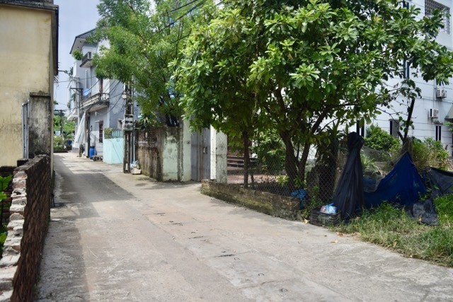 Tại những lô đất ở trong ngõ, mức giá cũng đã khoảng 90 triệu đồng/m2 trở lên. Riêng với thửa trong hình, nhà đầu tư đang chào bán với số tiền lên tới 105 triệu đồng/m2, do lô đất chỉ cách đường lớn - nơi có thể nhìn thẳng ra Vinhomes Cổ Loa - khoảng 20 m. Tại những lô đất ở trong ngõ, mức giá cũng đã khoảng 90 triệu đồng/m2 trở lên. Riêng với thửa trong hình, nhà đầu tư đang chào bán với số tiền lên tới 105 triệu đồng/m2, do lô đất chỉ cách đường lớn - nơi có thể nhìn thẳng ra Vinhomes Cổ Loa - khoảng 20 m.