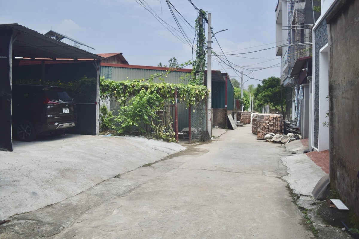 Lô đất ở trên đang được tận dụng làm nơi đỗ xe ô tô. Dù nằm cách Vinhomes Cổ Loa gần 1 km nhưng giá cũng đã rao bán 95 triệu đồng/m2. Lô đất ở trên đang được tận dụng làm nơi đỗ xe ô tô. Dù nằm cách Vinhomes Cổ Loa gần 1 km nhưng giá cũng đã rao bán 95 triệu đồng/m2.