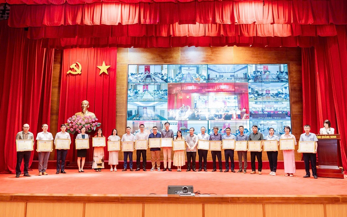 UBND tỉnh Quảng Ninh tặng Bằng khen cho các tập thể có thành tích xuất sắc đột xuất trong công tác phòng, chống, khắc phục hậu quả bão số 3. UBND tỉnh Quảng Ninh tặng Bằng khen cho các tập thể có thành tích xuất sắc đột xuất trong công tác phòng, chống, khắc phục hậu quả bão số 3.