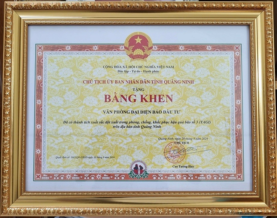 UBND tỉnh Quảng Ninh tặng Bằng khen Văn phòng đại diện Báo Đầu tư. UBND tỉnh Quảng Ninh tặng Bằng khen Văn phòng đại diện Báo Đầu tư.