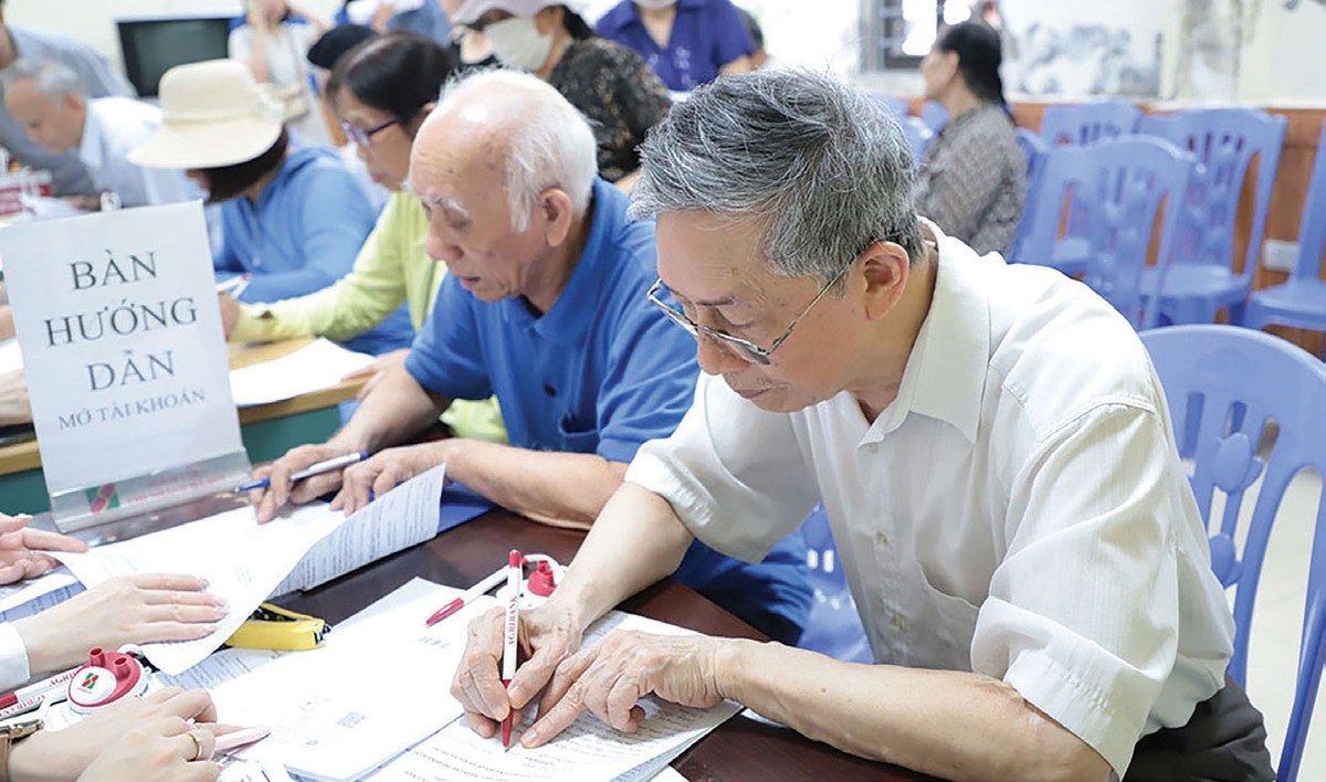 Hướng dẫn người cao tuổi nhận lương hưu, trợ cấp BHXH qua tài khoản cá nhân