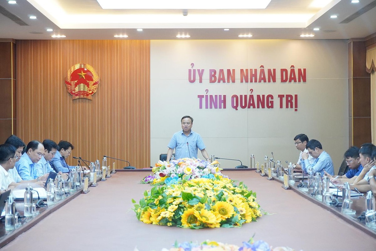 Phó chủ tịch UBND tỉnh Quảng Trị Lê Đức Tiến chỉ đạo các đơn vị liên quan nghiên cứu lựa chọn phương án đầu tư QL15D phù hợp Ảnh: Trường Nhật Phó chủ tịch UBND tỉnh Quảng Trị Lê Đức Tiến chỉ đạo các đơn vị liên quan nghiên cứu lựa chọn phương án đầu tư QL15D phù hợp Ảnh: Trường Nhật