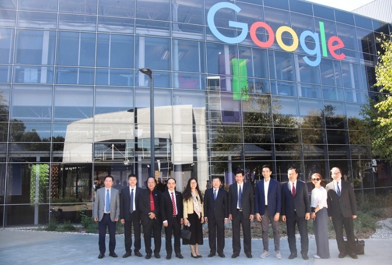 Đoàn công tác của Bộ VHTTDL và đại diện lãnh đạo Google tại trụ sở Hoa Kỳ. Đoàn công tác của Bộ VHTTDL và đại diện lãnh đạo Google tại trụ sở Hoa Kỳ.