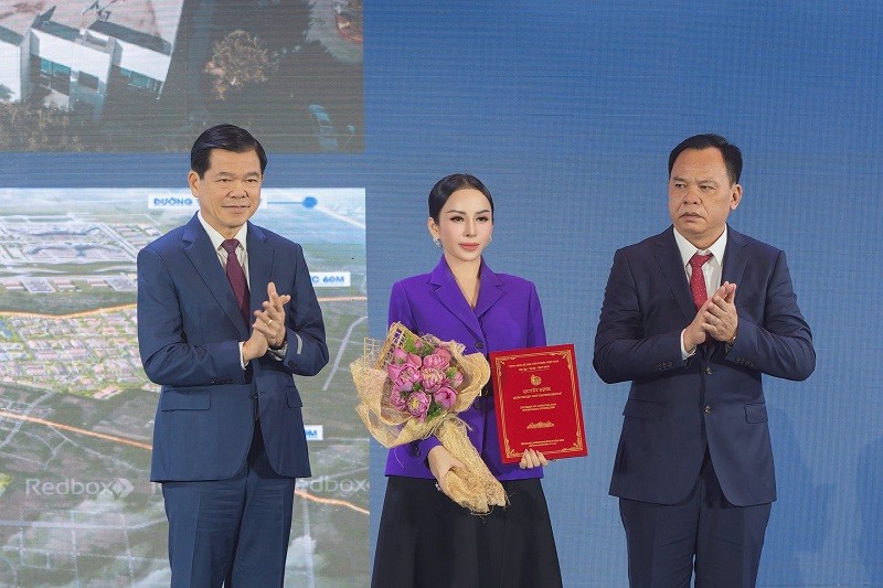 Lãnh đạo tỉnh Đồng Nai trao giấy chứng nhận đầu tư cho Công ty cổ phần Bàu Cạn -Tân Hiệp đầu tư Dự án Khu công nghiệp Bàu Cạn- Tân Hiệp
