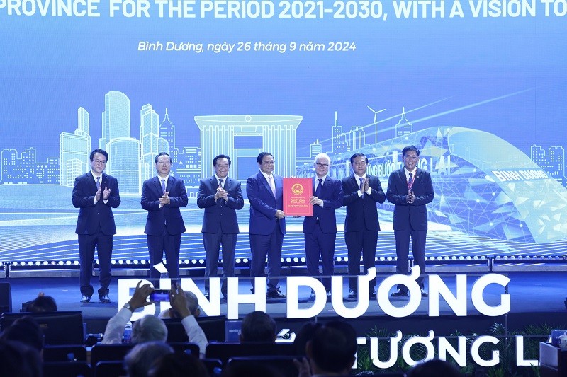 Thủ tướng Phạm Minh Chính trao Quyết định phê duyệt quy hoạch cho lãnh đạo tỉnh Bình Dương - Ảnh: Lê Toàn