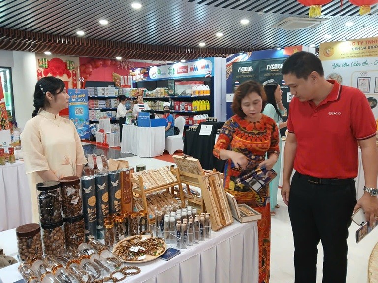 Không gian trưng bày sản phẩm tiêu biểu Việt Nam - Thái Lan Không gian trưng bày sản phẩm tiêu biểu Việt Nam - Thái Lan