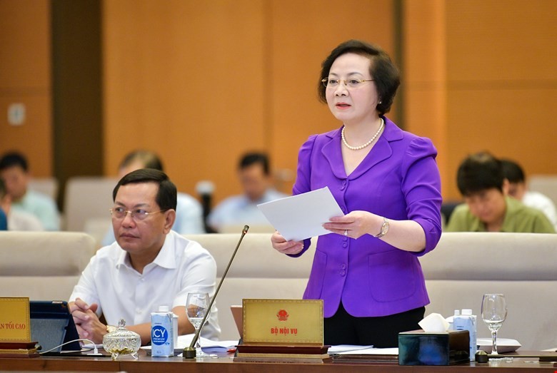 Bộ trưởng Bộ Nội vụ Phạm Thị Thanh Trà trình bày tờ trình. Bộ trưởng Bộ Nội vụ Phạm Thị Thanh Trà trình bày tờ trình.