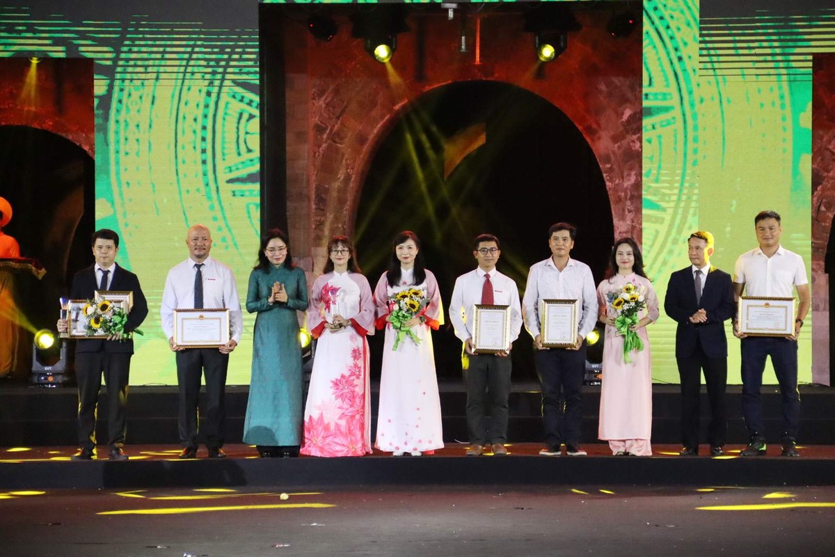 Trao bằng khen và kỷ niệm chương cho các tác phẩm đoạt giải A. Ảnh: Nguyễn Linh Trao bằng khen và kỷ niệm chương cho các tác phẩm đoạt giải A. Ảnh: Nguyễn Linh
