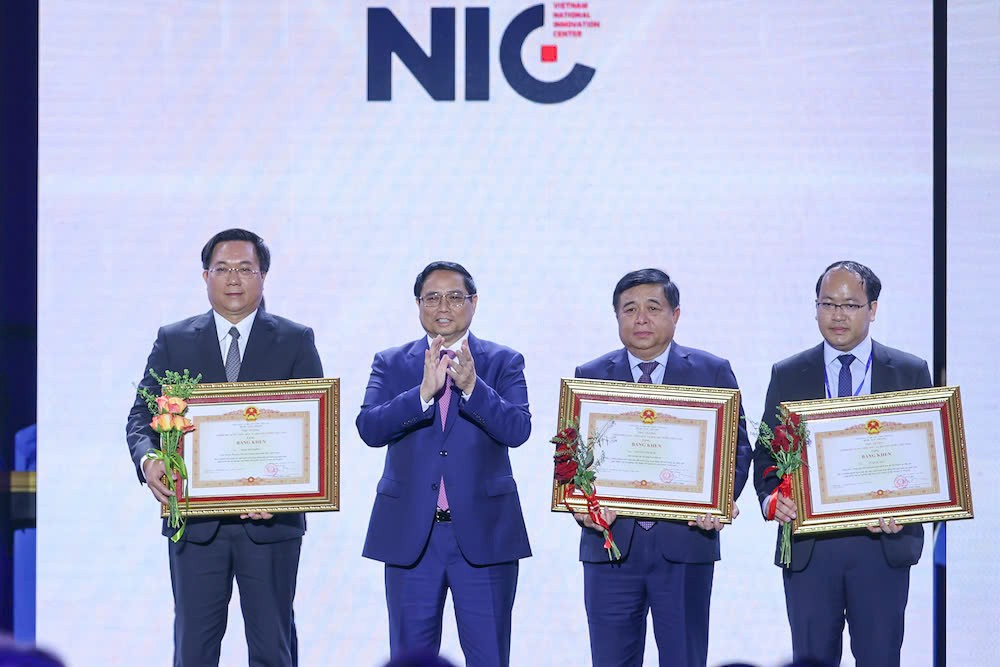 Thủ tướng Phạm Minh Chính trao bằng khen cho tập thể và cá nhân có thành tích xuất sắc trong hoạt động đổi mới sáng tạo. Ảnh: Nhật Bắc
