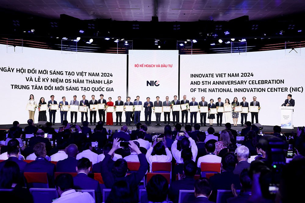 Bộ trưởng Nguyễn Chí Dũng trao bằng khen cho các cá nhân có đóng góp tích cực cho hệ sinh thái đổi mới sáng tạo.