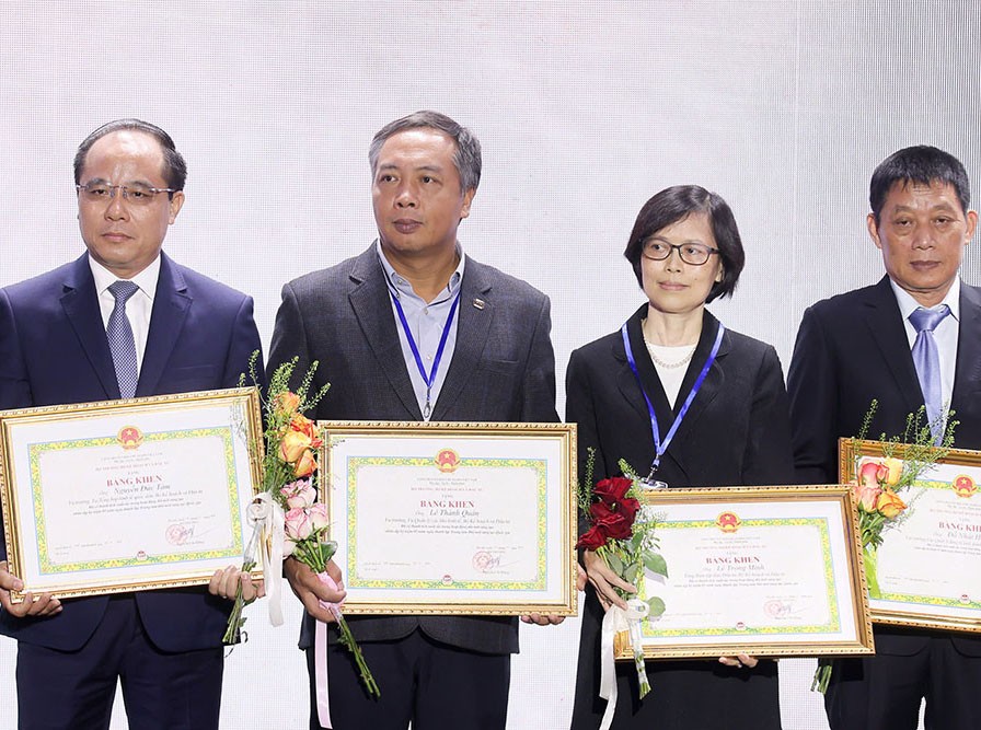 Ông Lê Trọng Minh, Tổng Biên tập Báo Đầu tư (thứ hai từ trái sang) nhận bằng khen của Bộ trưởng Bộ Kế hoạch và Đầu tư dành cho các cá nhân có đóng góp tích cực cho hệ sinh thái đổi mới sáng tạo.