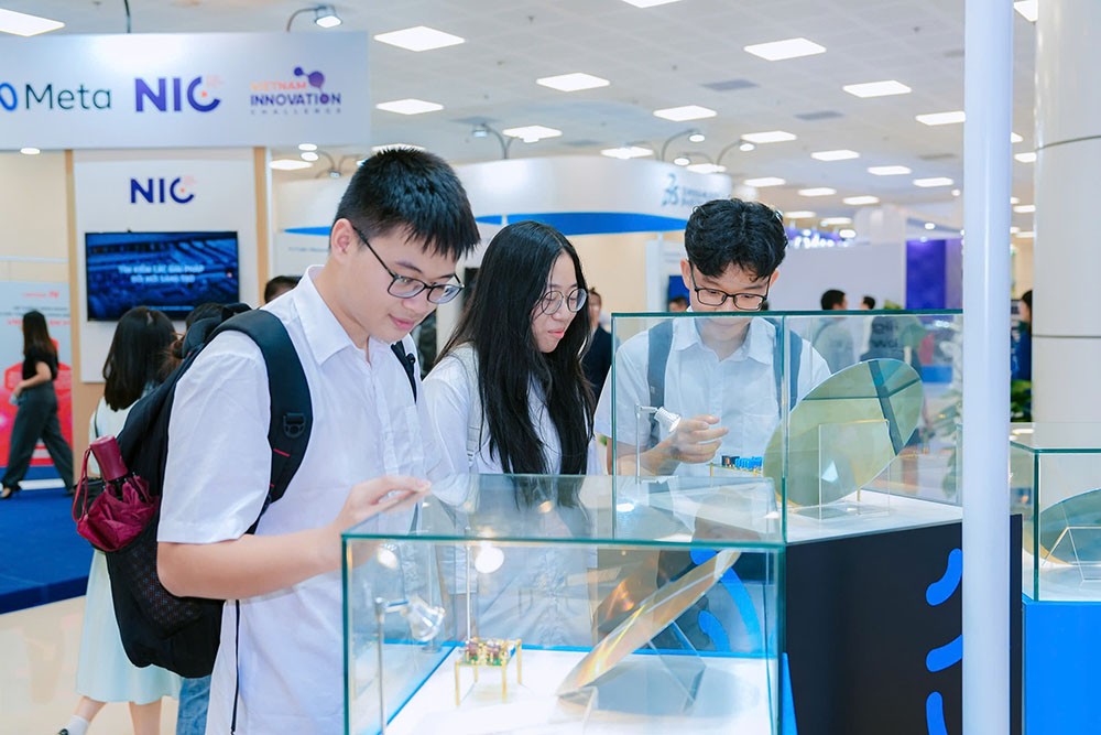 Các em học sinh tham quan, tìm hiểu các gian trưng bày lĩnh vực vi mạch bán dẫn