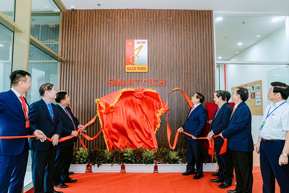 Trước khi tham gia lễ khai mạc, Thủ tướng đã tới tham quan các gian hàng, thực hiện nghi thức khánh thành tại một số cơ sở làm việc của các đơn vị, tổ chức tại NIC Hòa Lạc.