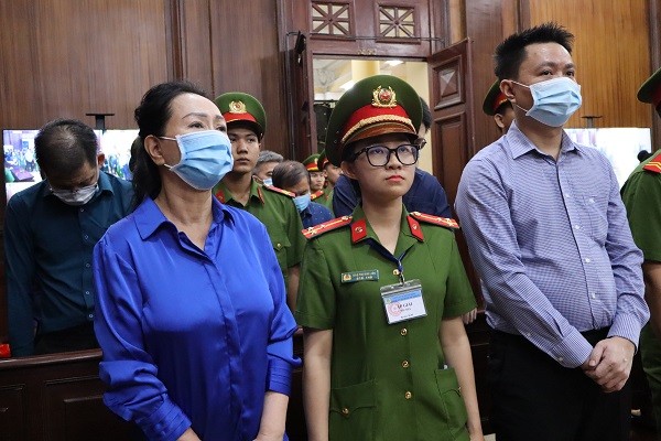 Bị cáo Trương Mỹ Lan (ngoài cùng bên trái) cùng các bị cáo khác tại toà. Bị cáo Trương Mỹ Lan (ngoài cùng bên trái) cùng các bị cáo khác tại toà.