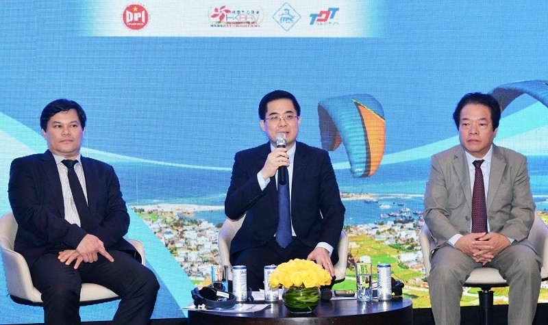 Ông Nguyễn Hoàng Giang (ngồi giữa) Chủ tịch UBND tỉnh Quảng Ngãi trả lời câu hỏi của các nhà đầu tư dự hội nghị