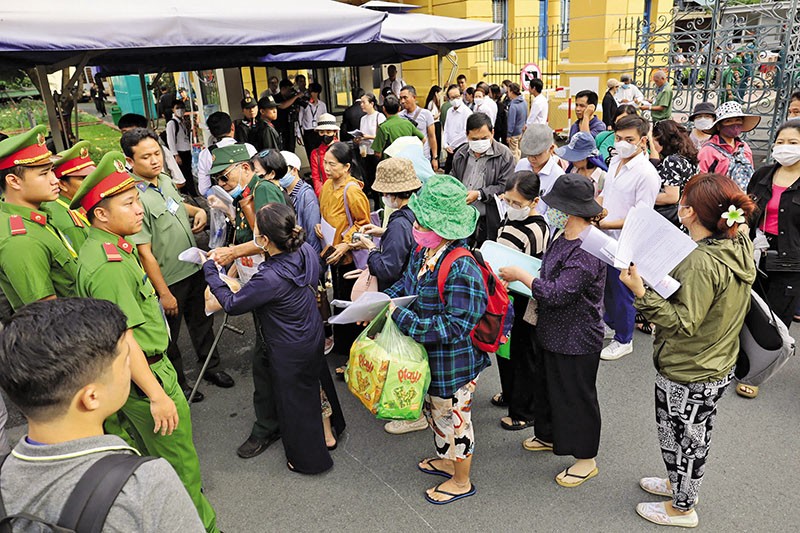 Nạn nhân trái phiếu Vạn Thịnh Phát khắp cả nước kéo về TP.HCM để theo dõi phiên tòa xét xử đại án Vạn Thịnh Phát giai đoạn II, dù không được dự trực tiếp. Nạn nhân trái phiếu Vạn Thịnh Phát khắp cả nước kéo về TP.HCM để theo dõi phiên tòa xét xử đại án Vạn Thịnh Phát giai đoạn II, dù không được dự trực tiếp.