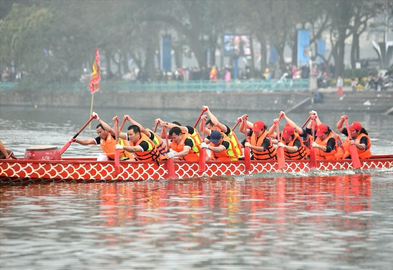 Giải Bơi chải thuyền rồng Hà Nội mở rộng năm 2024 dự kiến sẽ thu hút gần 800 huấn luyện viên và vận động viên từ 40 quốc gia, lãnh thổ, tổ chức và đơn vị tham gia.